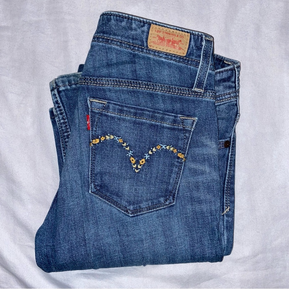 🌼Levi’s Vintage Flare Floral Embroidered Pocket Jeans